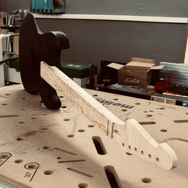 Unbearbeiteter Gitarrenkorpus und Hals auf der Werkbank von Javelin Guitars