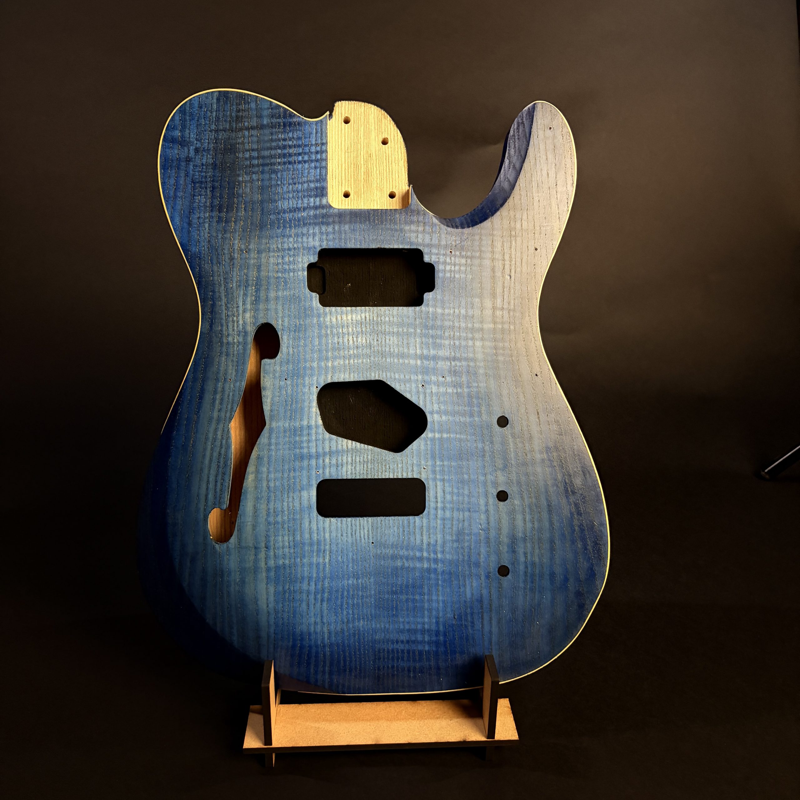 Blau gefärbter Javelin-Gitarrenkorpus in der Werkstatt